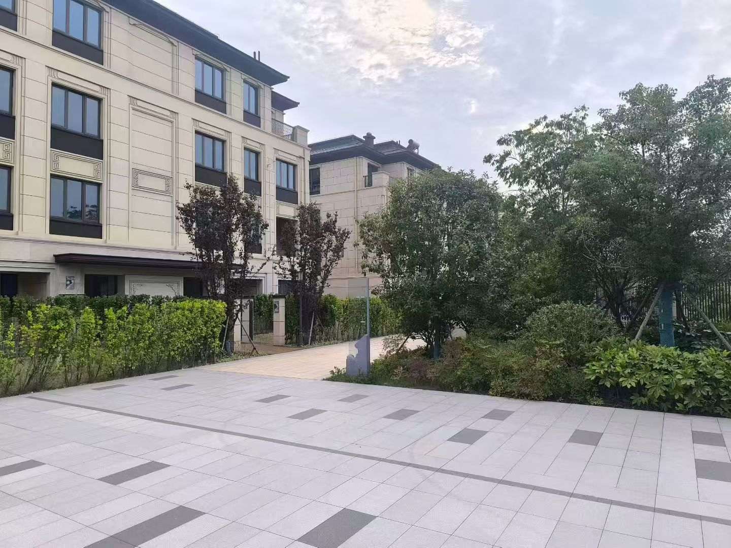 吕梁 芝麻白与芝麻白搭配铺装，尺寸1200*600