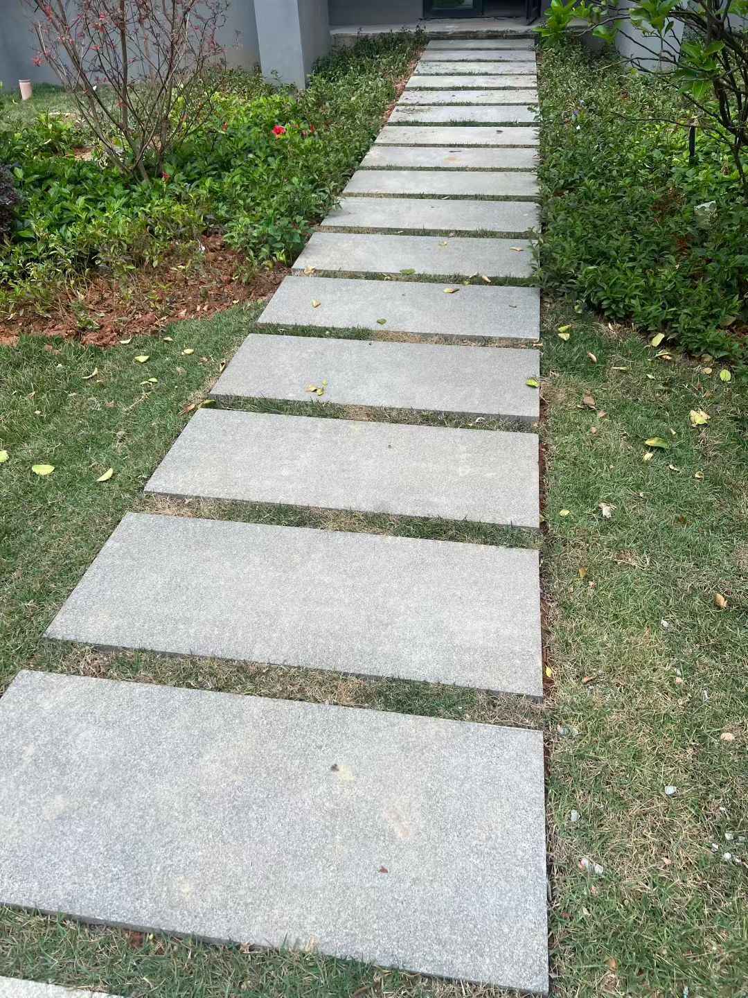 吕梁 芝麻黑小区踏步、汀步石铺装效果