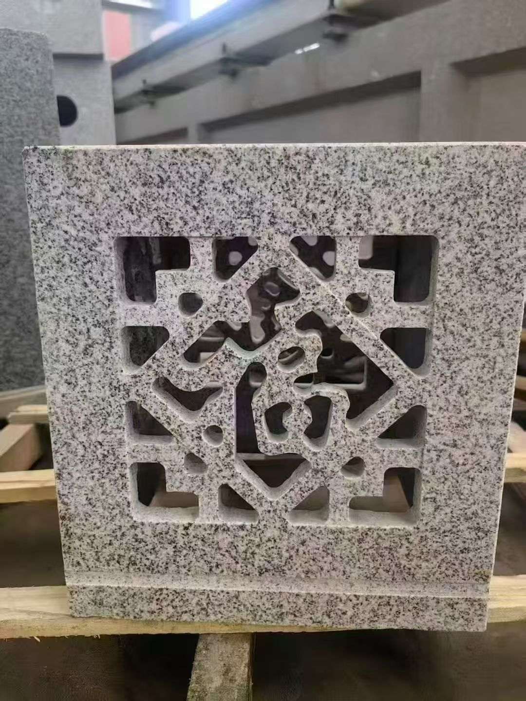 吕梁 芝麻白花岗岩镂空雕花灯笼